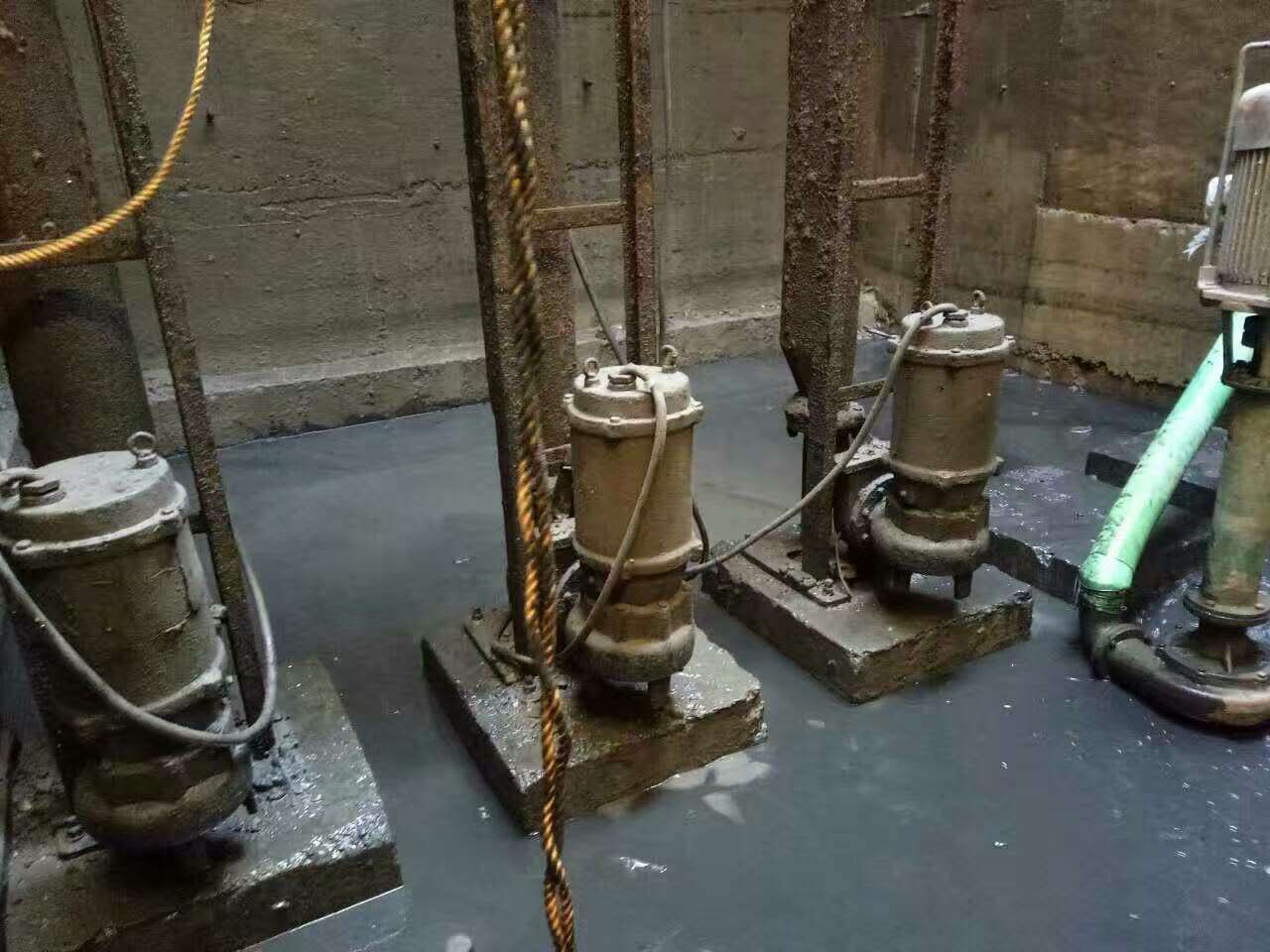 峨眉山污水池清理